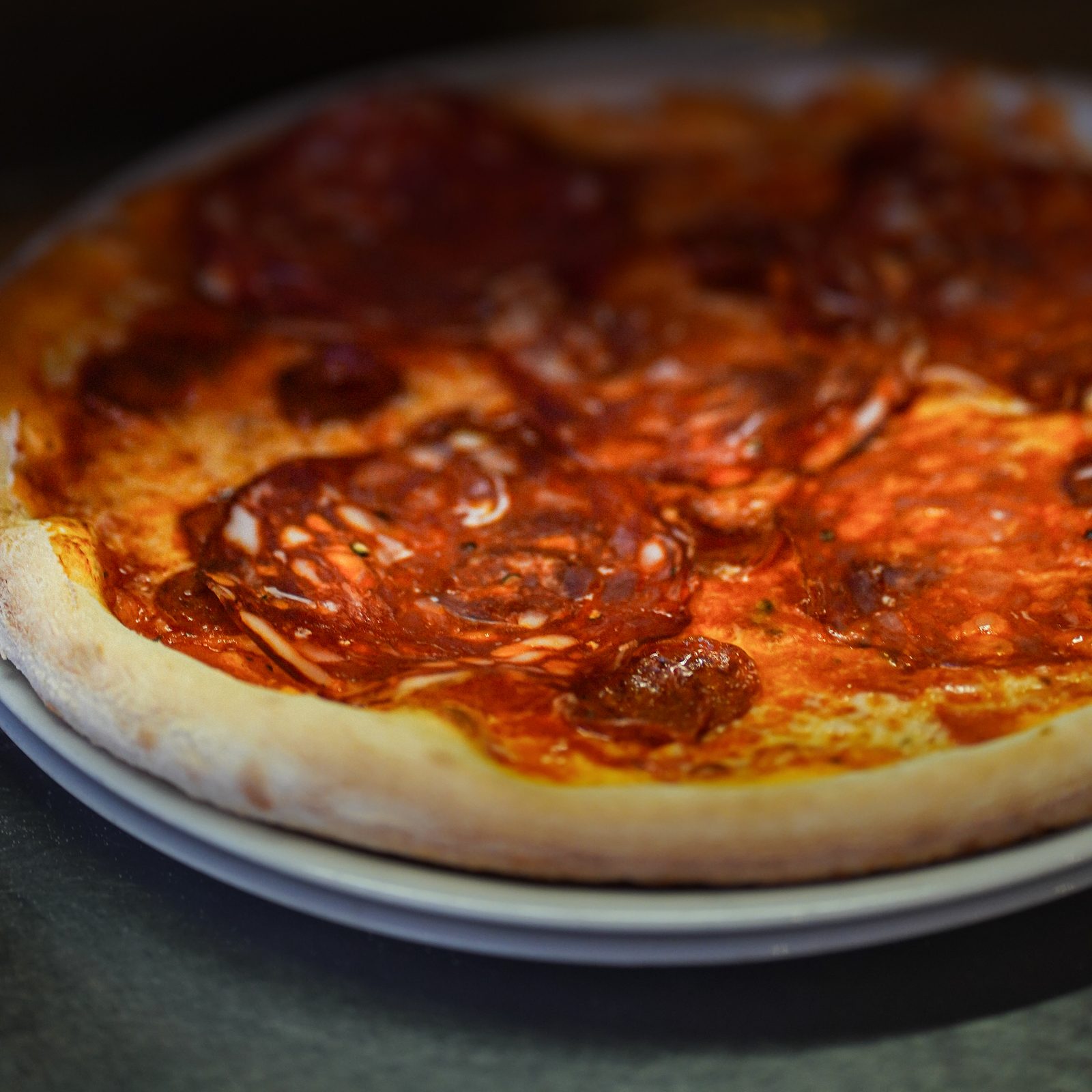 Pizza au salami tout juste sortie du four